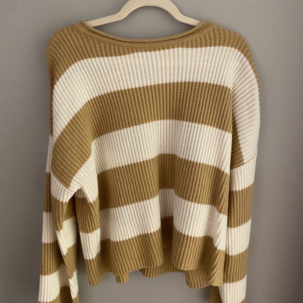 gold/white sweater